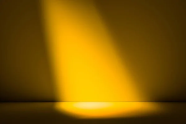 Reflektor oświetlający żółtą ścianę i podłogę. Odbiór. Puste miejsce. Wystawa, Ekspozycja, Salon. 3d Renderowanie. — Zdjęcie stockowe