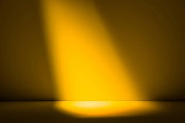 Holofotes Iluminando Parede e Piso Amarelo. Espaço Copiar. Espaço Vazio. Exposição, Exposição, Showroom. Renderização 3d. — Fotografia de Stock