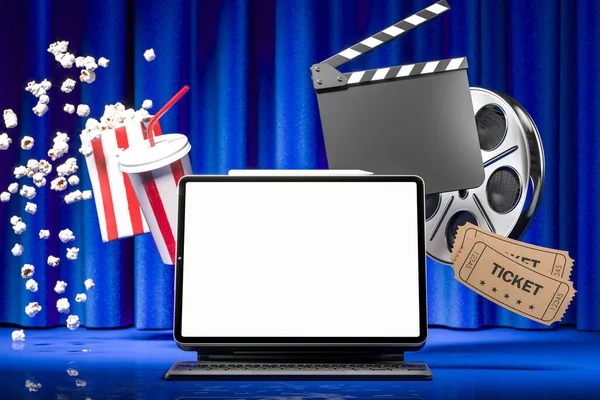 White Blank Tablet Monitor in der Nähe schwebender Popcorn-Schüssel, Tasse zum Mitnehmen, Tickets, Filmrolle und Filmklapper auf blauem Vorhang Hintergrund. Online-Kino-App. 3D-Darstellung — Stockfoto