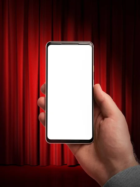 Man Tattooed Hand Holding Modern Mobile Phone ve Beyaz Ekran Kırmızı Perde Tiyatrosu Arkaplanı. Çevrimiçi Sinema kavramı. Uzayı kopyala Boşluk. 3d Hazırlama — Stok fotoğraf