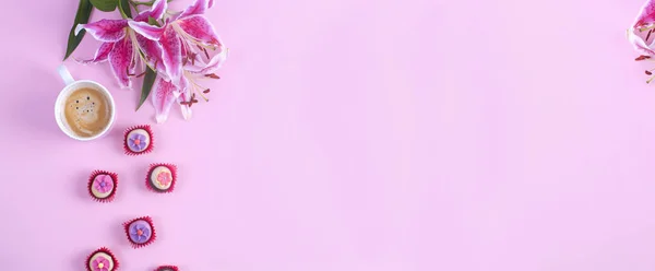 Το πρωί φλιτζάνι του καφέ, γλυκό, λουλούδι ροζ τραπέζι από πάνω. Όμορφο πρωινό. Επίπεδη lay στυλ. Πανό. Θέση για το κείμενο — Φωτογραφία Αρχείου
