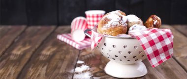 geleneksel oliebollen, petrol hamur tatlısı veya tahta kaşıkla, Hollandalı New Years Eve için israf. Kopya alanı