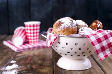 geleneksel oliebollen, petrol hamur tatlısı veya tahta kaşıkla, Hollandalı New Years Eve için israf. Kopya alanı