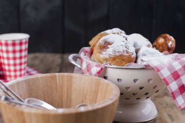 geleneksel oliebollen, petrol hamur tatlısı veya tahta kaşıkla, Hollandalı New Years Eve için israf. Kopya alanı