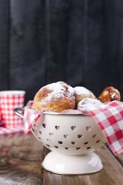 geleneksel oliebollen, petrol hamur tatlısı veya tahta kaşıkla, Hollandalı New Years Eve için israf. Kopya alanı