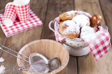 geleneksel oliebollen, petrol hamur tatlısı veya Hollandalı yeni yıl Eve.Copy alanı için tahta kaşıkla israf