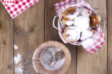Düz yatıyordu geleneksel oliebollen, petrol hamur tatlısı veya tahta kaşıkla, Hollandalı New Years Eve için israf. Kopya alanı