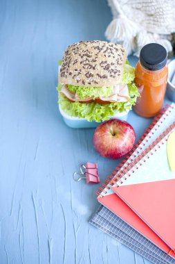 Öğle yemeği için çocuğunuzun okul, sağlıklı bir sandviç ile kutu ve şişe meyve salatası ve elma suyu içmek için.