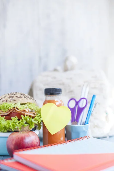 Almuerzo para su hijo en la escuela, caja con un sándwich saludable y ensalada de frutas y jugo de manzana en el biberón para beber . —  Fotos de Stock