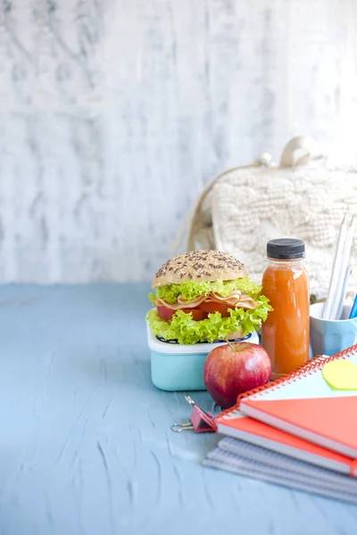 Almuerzo para su hijo en la escuela, caja con un sándwich saludable y ensalada de frutas y jugo de manzana en el biberón para beber . —  Fotos de Stock