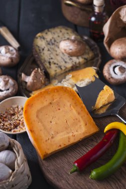 Yönetim Kurulu ve baharat üzerine peynir. Siyah arka plan.