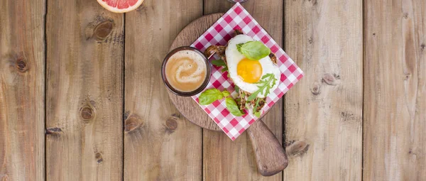 Frühstück mit Kaffee, Toast, Butter und Marmelade auf Holzuntergrund. Banner — Stockfoto