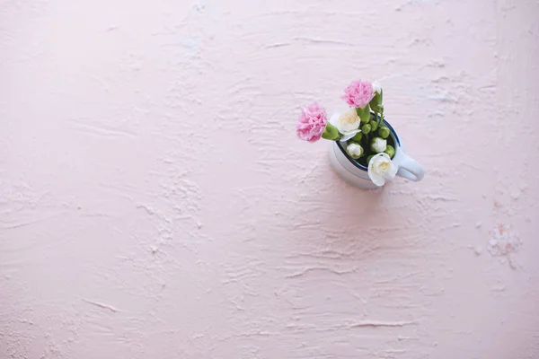 Ένα μικρό μπουκέτο λουλούδια σε ροζ φόντο. Θέση για το κείμενο — Φωτογραφία Αρχείου
