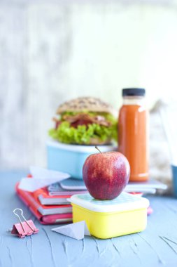 Okul öğle ve okul Not defterleri. Metin için yer. Kopya alanı