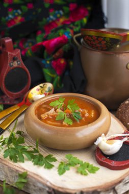 Geleneksel Ukrayna Pancar çorbası Pancar çorbası sarımsak ekmeği pampushka ve kuru Kurutulmuş domuz yağı rustik ahşap masa üzerinde ahşap kase