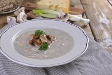 Beyaz ahşap tahta üzerinde mantar kremalı çorba. üstten görünüm. cipy alanı