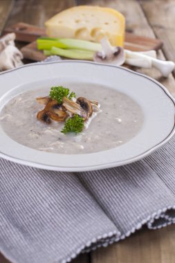 Beyaz ahşap tahta üzerinde mantar kremalı çorba. Vejetaryen yemek. üstten görünüm. cipy alanı.