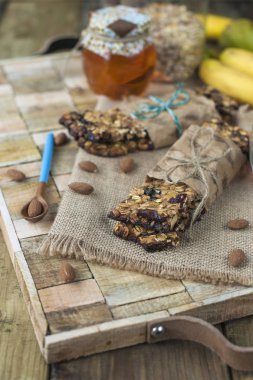 fındık, tatlım, bir kavanoz ve bir muz ahşap bir masa üzerinde göz yakın. Sağlıklı kahvaltı. Vintage Fotoğraf