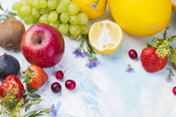 Diferentes frutas sobre fondo blanco, comida saludable, dieta vegetariana. Copiar espacio —  Fotos de Stock
