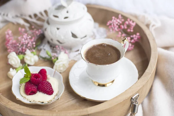 Café perfumado de la mañana en una taza blanca y desayuno dulce con bayas. Foto vintage . — Foto de Stock