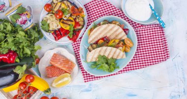 Meksika tacos ızgara sebzeler ve somon. Sağlıklı yiyecek öğle yemeği için. Fast food. Kopya alanı