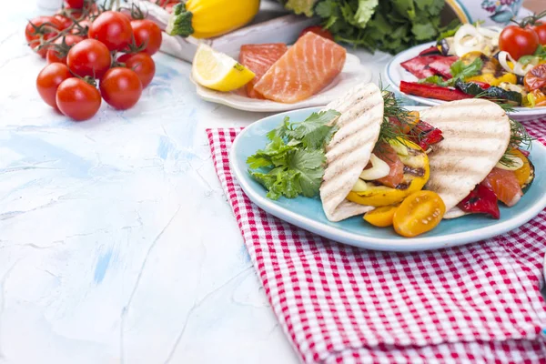 Tacos mexicanos con verduras a la parrilla y salmón. Comida saludable para el almuerzo. Comida rápida. Copiar espacio —  Fotos de Stock