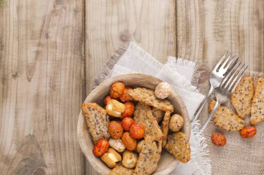 Bir parti ve bir çatal için bir tabak Snacks. Vintage Fotoğraf. Ahşap arka plan. Kopya alanı