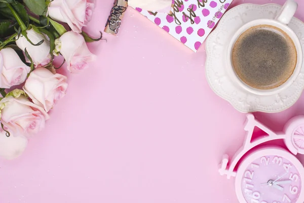 Flat lay imagem, acessórios para mulheres, café da manhã e flores de rosas brancas em um fundo rosa. Espaço de cópia — Fotografia de Stock