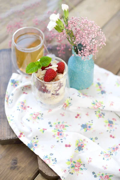 Tea, üveg-és müzli, reggeli közelében az ablak, a virágok és a reggeli fény az asztalon. Másolja a hely — Stock Fotó