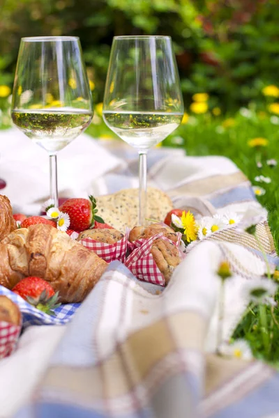 Pranzo al sacco Pasto all'aperto Park Food Concept, Primo piano del cestino da picnic con bevande, cibo e fiori sull'erba — Foto Stock