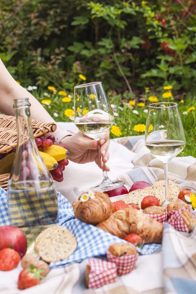 İki şarap kadehler, taze çilek, bal ve şarap yaz romantik piknik için sunulmaktadır. Kopya alanı
