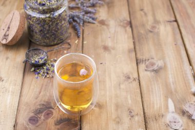 Eflatun, ahşap arka plan üzerinde bitkisel çay karışımı. Vintage Fotoğraf. Boş alan metin için. Kopya alanı