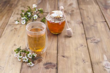 çay otlar ve ballı bir ahşap arka plan ve çiçekler. Doğal sağlık. Kopya cpace