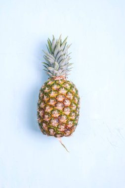 Mavi bir arka plan üzerinde ananas. Metin için özgür yer. Uzay kopyalayın. Düz yatıyordu