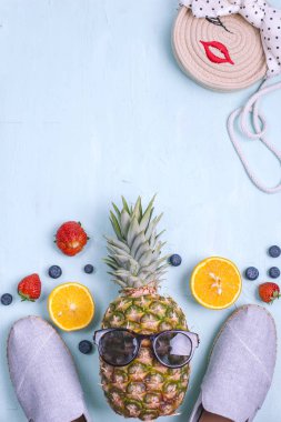 Palm dal, meyve, Ayakkabı ve güneş gözlüğü, mavi arka plan, yaz tatili. Metin için özgür yer. Uzay kopyalayın. Düz yatıyordu