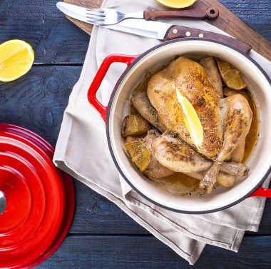 bir dökme demir tava ve fırında altın tavuk. Lezzetli aile yemeği. Üstten görünüm, metin için yer. kopya alanı. düz lay