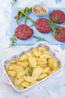 Izgara ve kuşkonmaz et pirzola. Patates fırın tepsisine. Protein yiyecek. Kopya alanı