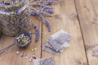 Kurutulmuş bitki ve çiçek çay için. Ahşap arka plan ve metin veya kartları için boş alan.