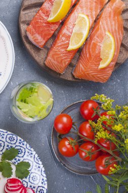 Limon, kiraz domates, yaz içeceği ile somon fileto. İçin sağlıklı bir öğle yemeği yemek. Düz yatıyordu,