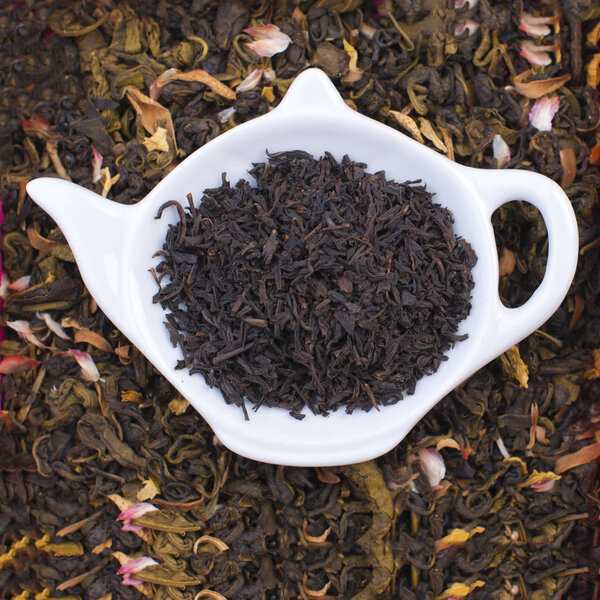 Сушеные травы для чая, на деревянной круглой тарелке. Свободное место для текста. копировальное пространство
