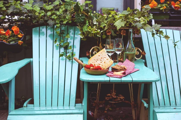 Nederländska ost med hål och jordgubb. Vitt vin i ett glas och snacks. Mat på balkongen, kopia utrymme — Stockfoto