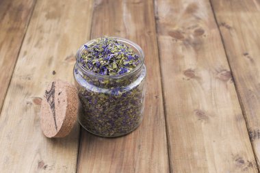 Kurutulmuş bitki ve çiçek çay için. Ahşap arka plan ve metin veya kartları için boş alan. kopya alanı