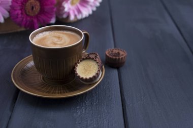 Çikolata şekerleme ve sabah kahve siyah ahşap zemin. Metin için özgür yer. Hediye. Kopya alanı