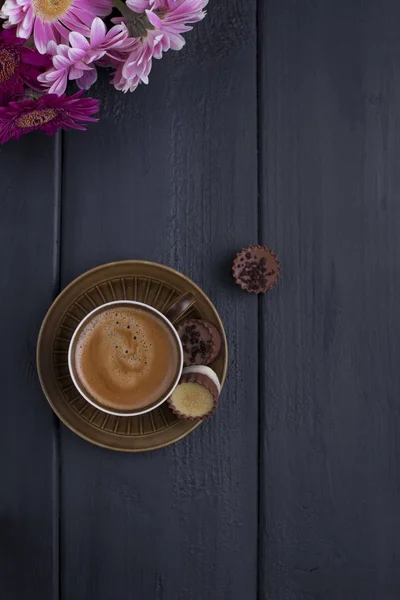 Schokoladenbonbons und Morgenkaffee auf schwarzem Holzgrund. Freiraum für Text. Geschenk. Kopierraum. flach lag. Blick von oben — Stockfoto