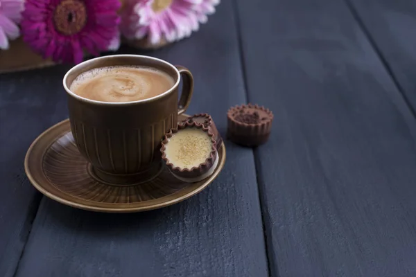 CANDIAS CHOCOLATE Y CAFÉ DE MAÑANA sobre un fondo de madera negro. Espacio libre para texto. Un regalo. Copiar espacio — Foto de Stock