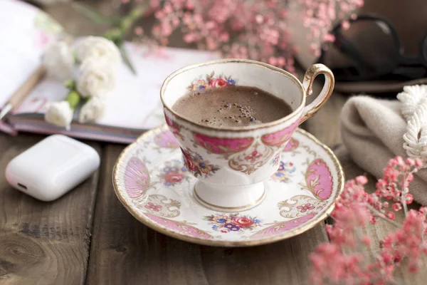 Foto vintage, fragante café y accesorios para mujer. Una taza de flores. Buenos días en el café. Planeando. Tarjeta . — Foto de Stock