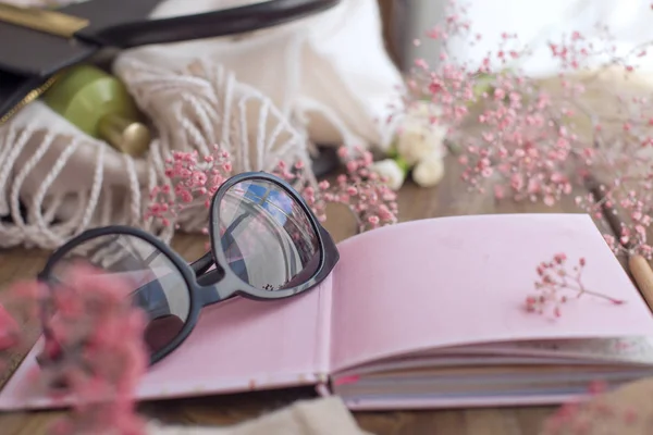 Óculos de sol e um caderno rosa com lençóis limpos. Planejamento. Espaço de cópia — Fotografia de Stock