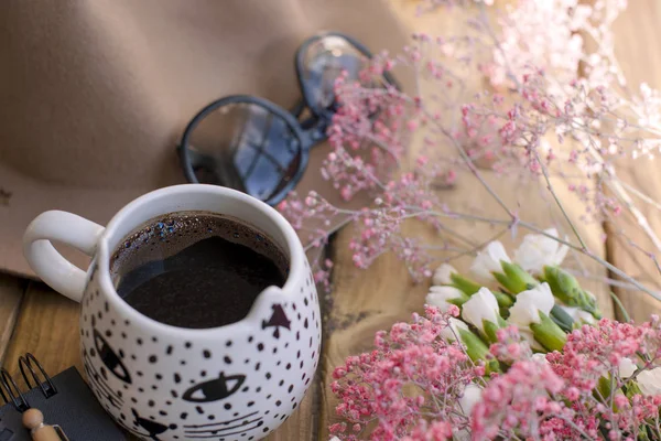 Uma xícara de café da manhã e óculos de sol, uma luz de flores ensolaradas e rosa. Espaço de cópia — Fotografia de Stock