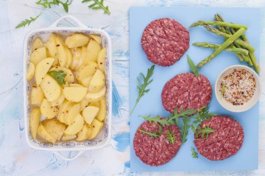 Ham pirzola barbekü ve patates. Et yemek ve baharat ve kuşkonmaz yemek pişirmek için. Fitness Gıda. Metin için arka plan.