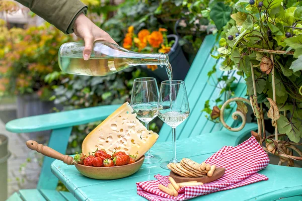 Formaggio Olandese Fragole Una Donna Versa Vino Bianco Due Bicchieri — Foto Stock